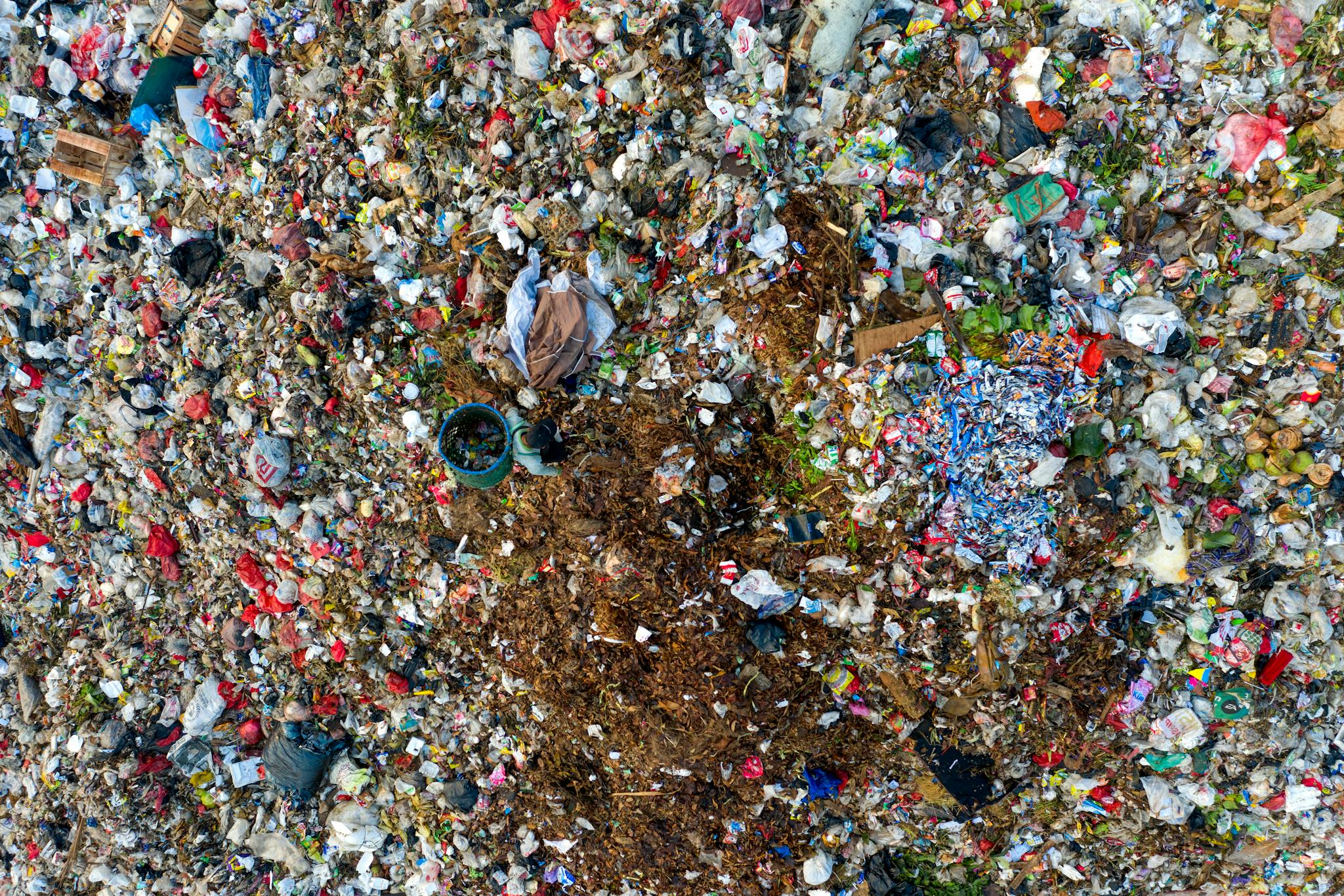 Aerial view of a large trash pile in a landfill, highlighting pollution and waste.
